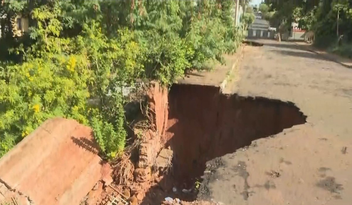Buracos gigantes causam transtornos e prejudicam o trânsito no centro de Itápolis 
