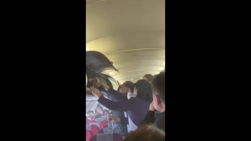 VÍDEO: Carregador pega fogo durante voo em Hong Kong, e passageiros jogam água para conter chamas 