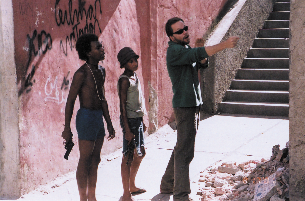 Fernando Meirelles durante as filmagens de 'Cidade de Deus' — Foto: Divulgação/Miramax