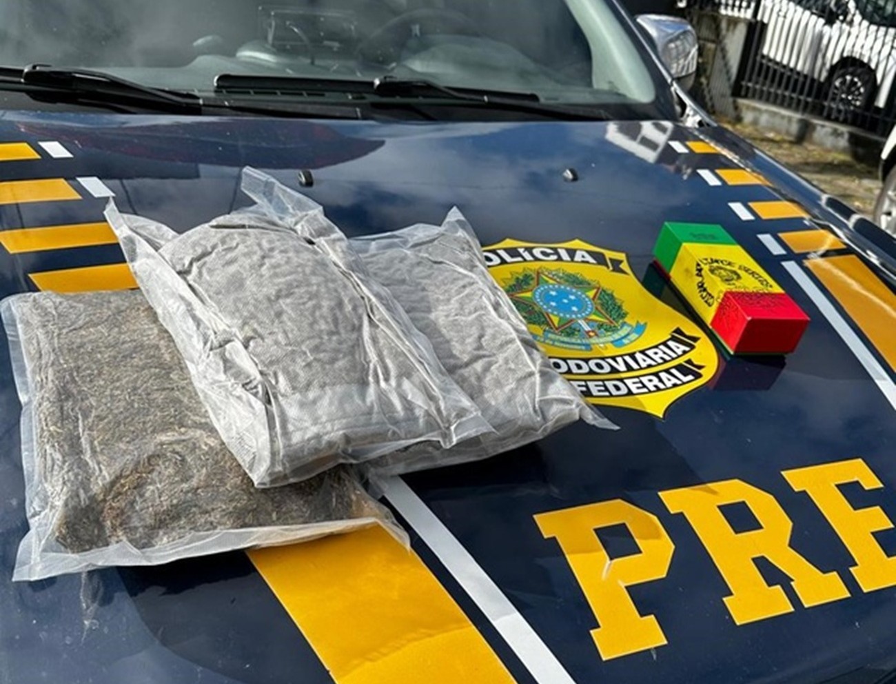 Motorista de carro por aplicativo se contradiz, agentes desconfiam e acham supermaconha em SC