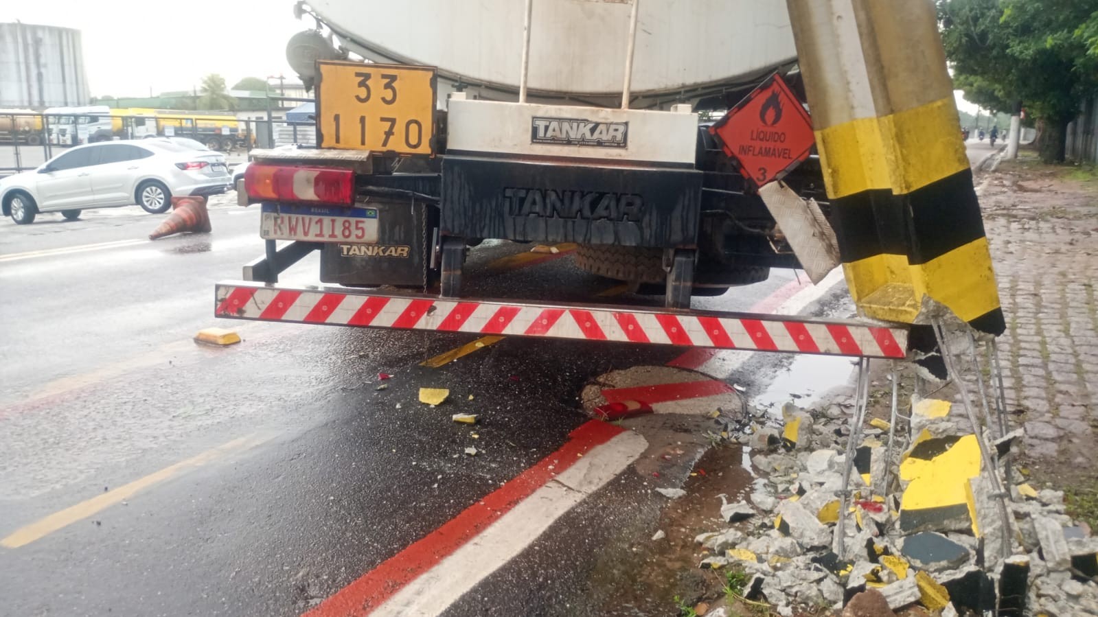Caminhão-tanque colide com poste na av. Arthur Bernardes, em Belém
