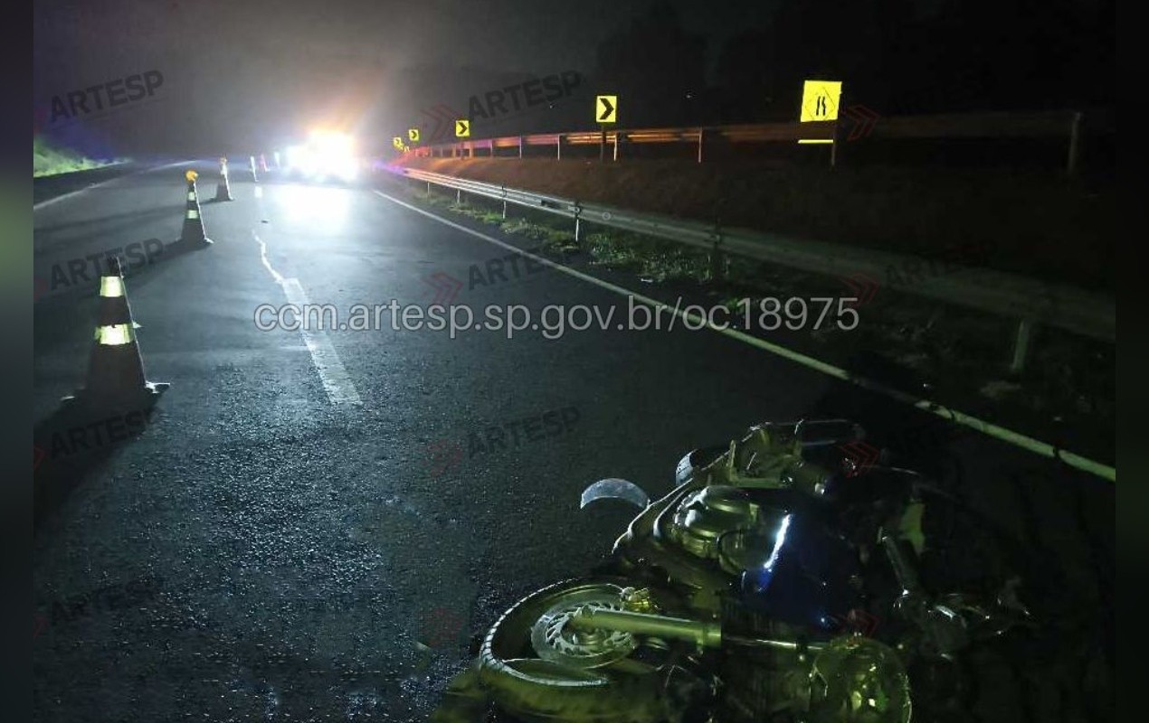 Motociclista morre após perder controle da moto e bater na traseira de bitrem em rodovia de Tietê