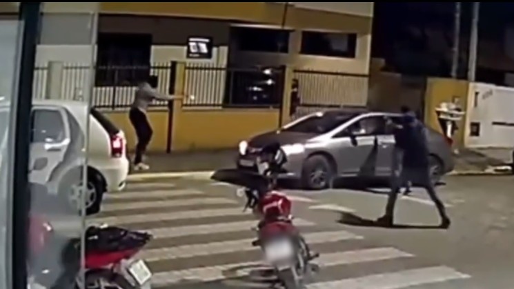 Vídeo flagra ataque a tiros que deixou três mortos dentro de carro em Itapema 