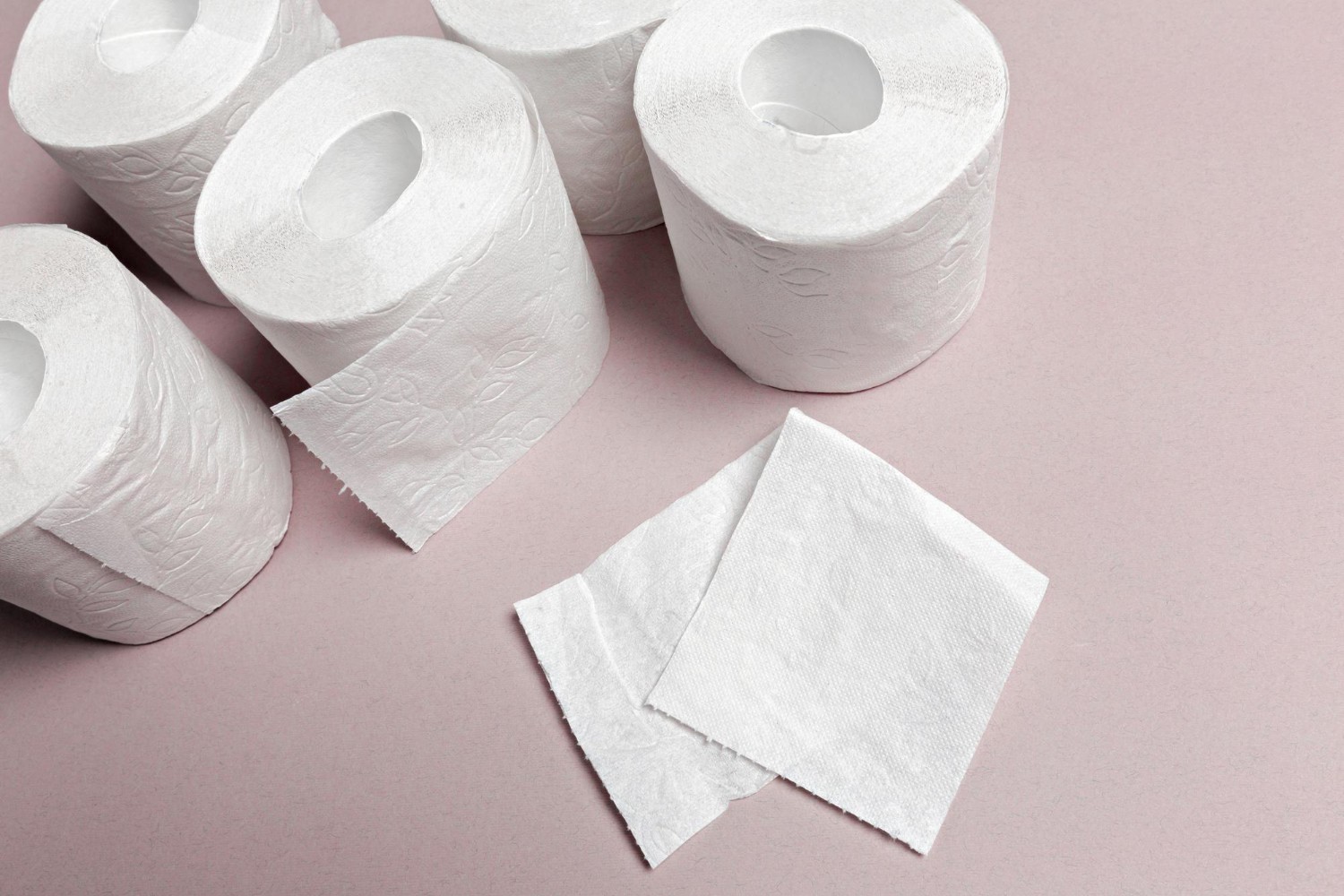 Papel higiênico com folha dupla, tripla e até quádrupla estão mais populares. O encanamento corre mais risco?