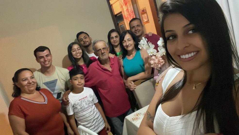 Bianca Luisa de Oliveira com seu avô e família — Foto: Arquivo Pessoal