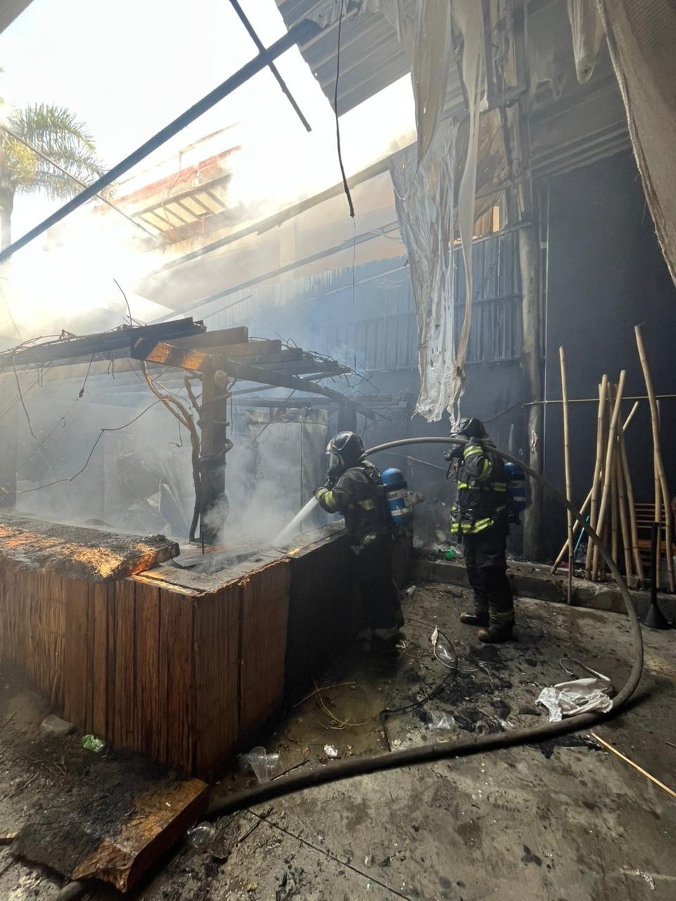 Bombeiros combatem incêndio em restaurante de São José dos Campos