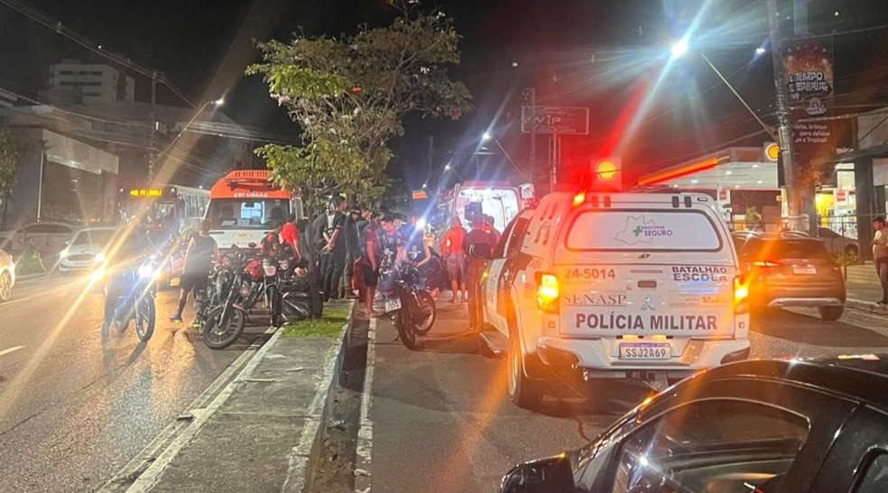 Moto bate em buraco, grávida é arremessada e morre com o bebê em avenida de Manaus — Foto: Nainy Castelo Branco, da Rede Amazônica