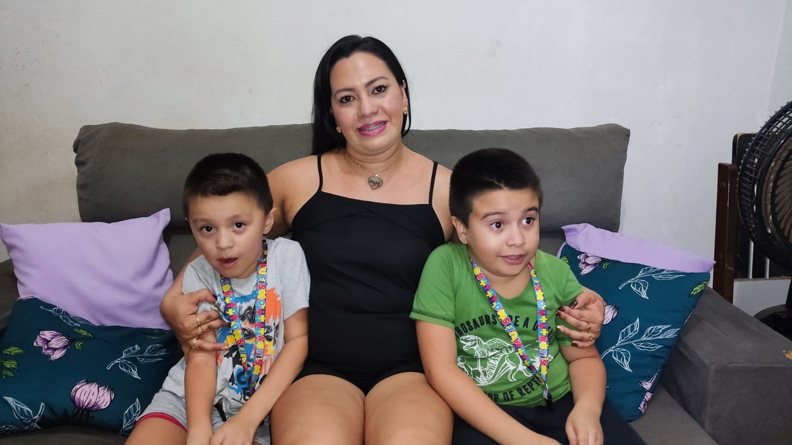 Mãe abre mão de estudos e sonhos para acompanhar o desenvolvimento dos filhos com autismo e TDAH