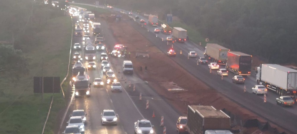 Motociclista morre ao ser atropelado por carreta em rodovia no interior de SP