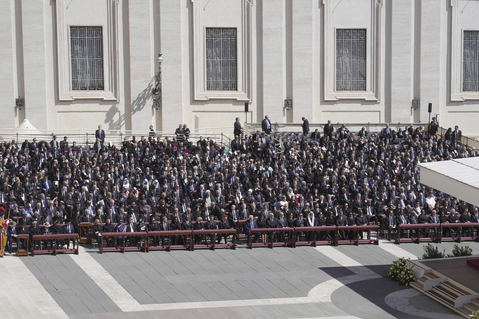 Autoridades no funeral do papa Francisco — Foto: AP