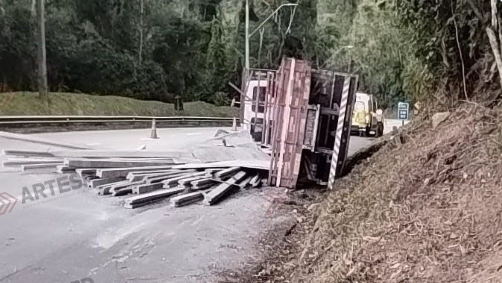 Caminhão tomba na Serra Antiga da Tamoios e interdita trecho em Paraibuna