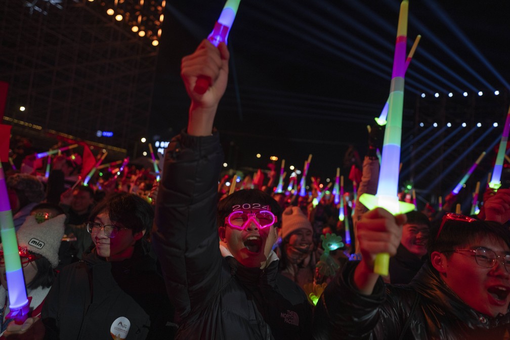 Pessoas comemoram a contagem regressiva para o ano novo em Pequim, na China. — Foto: Ng Han Guan/ AP