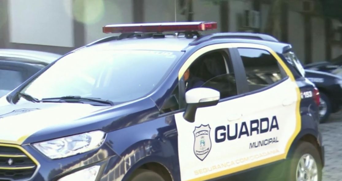Casal com sinal de embriaguez é preso em Foz do Iguaçu após cair de moto com bebê de 8 meses