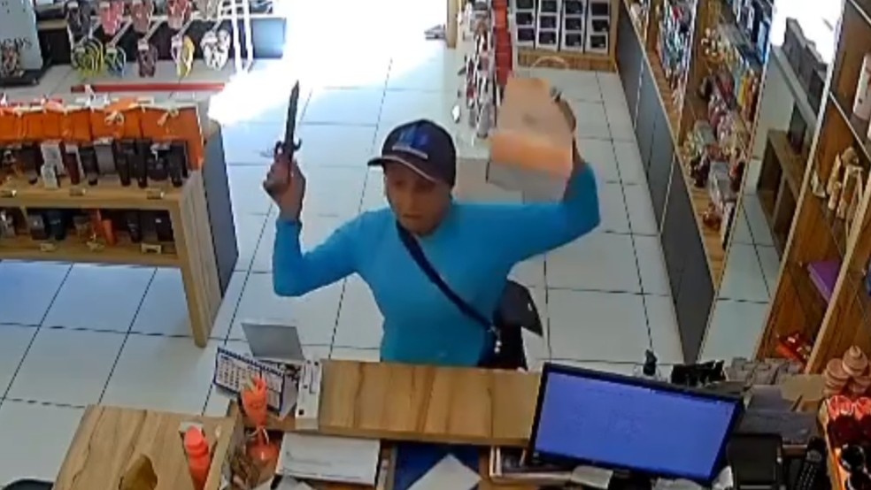 Assaltante se atrapalha, derruba faca usada no crime e é expulsa por vendedora de loja no Ceará — Foto: Reprodução