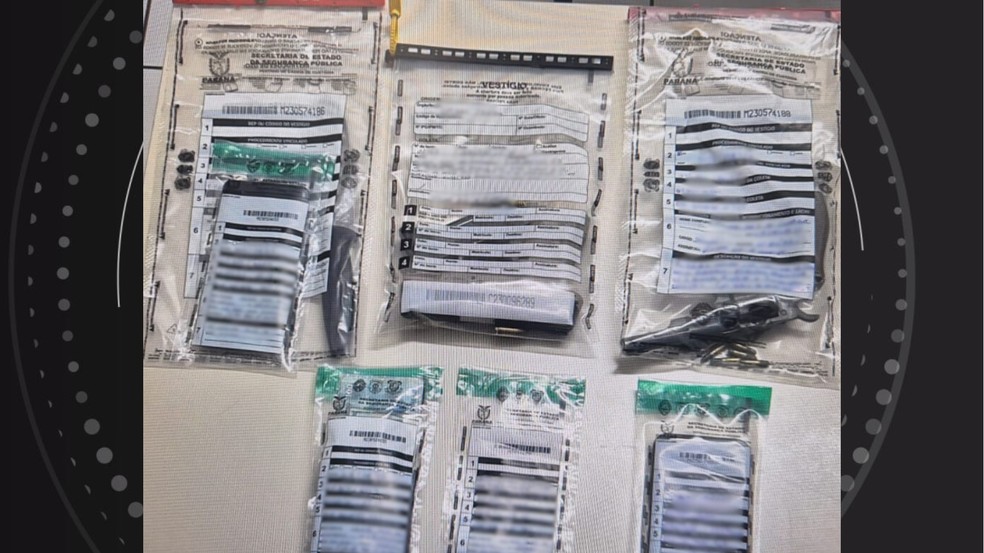 Armas, faca e celulares foram apreendidos — Foto: Polícia Civil do Paraná