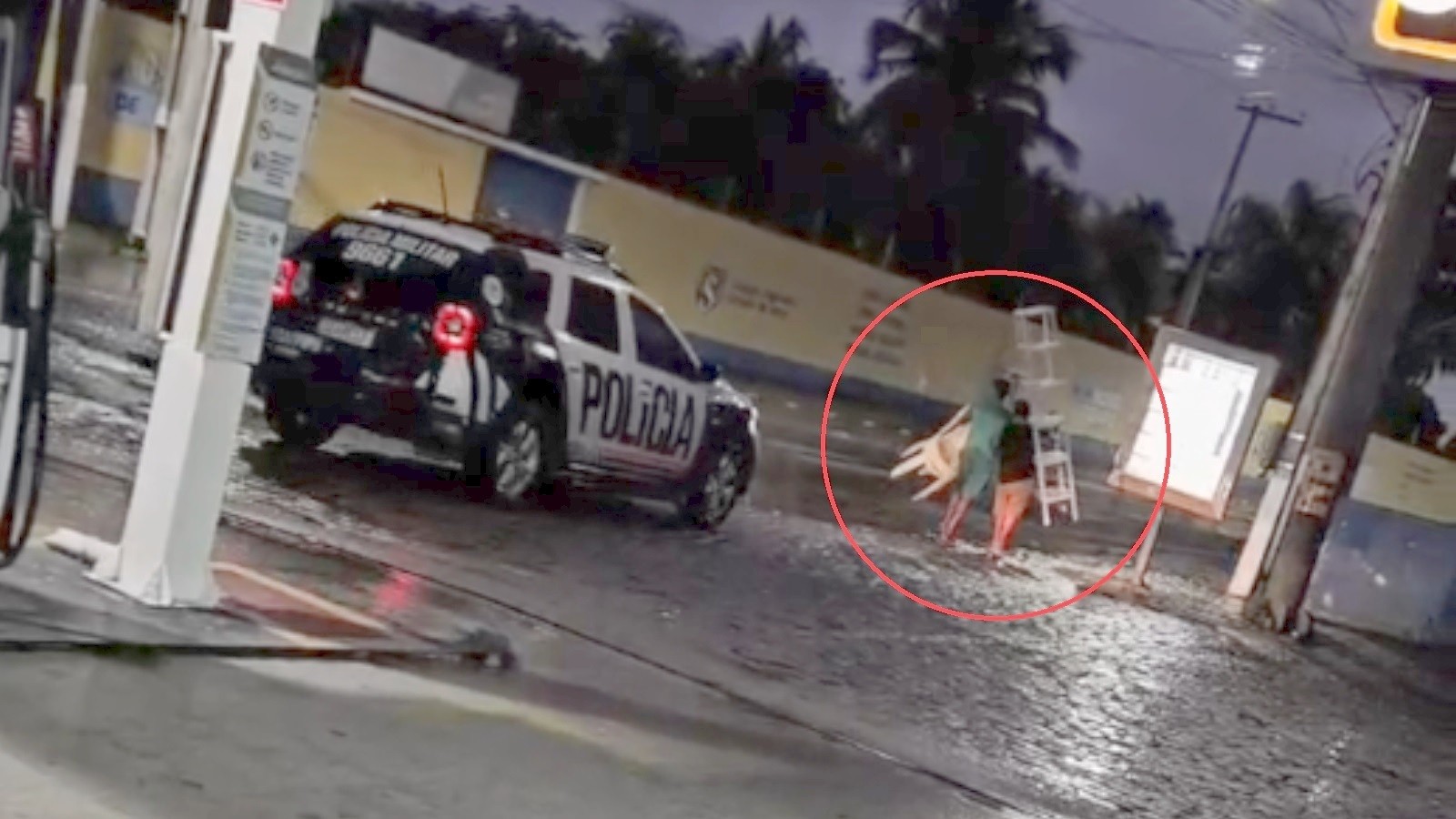 Vídeo: ladrões são rendidos por policiais e obrigados a devolver material furtado
