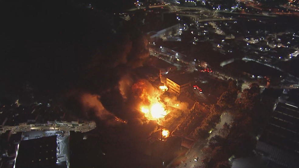 Incêndio de grandes proporções atinge indústria em SP — Foto: Reprodução/ TV Globo