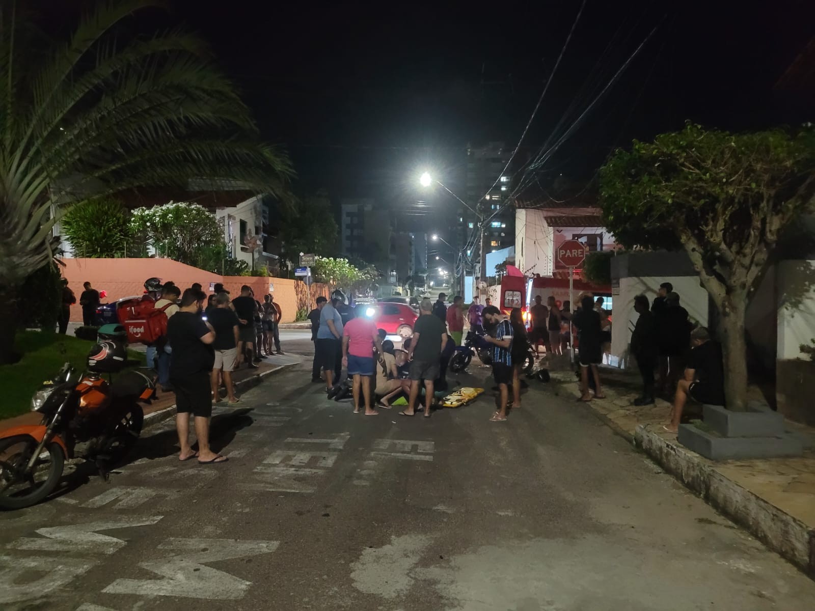 Motociclista e passageira são atropelados instantes após acidente na Zona Sul de Aracaju