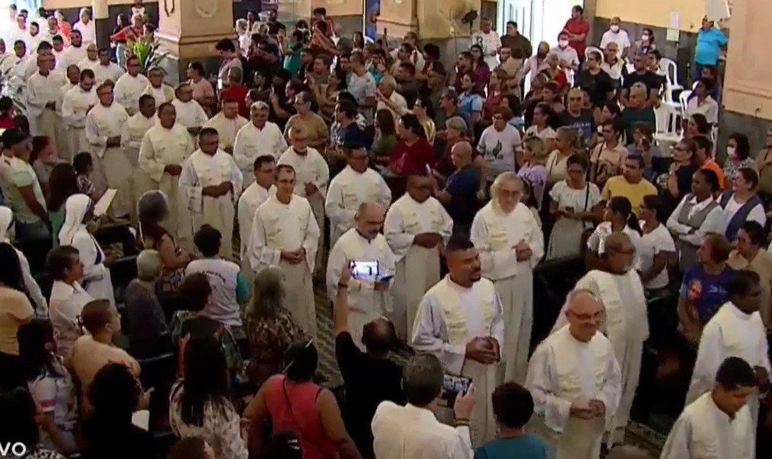 Fiéis celebram Missa dos Santos Óleos na Catedral Metropolitana de Manaus
