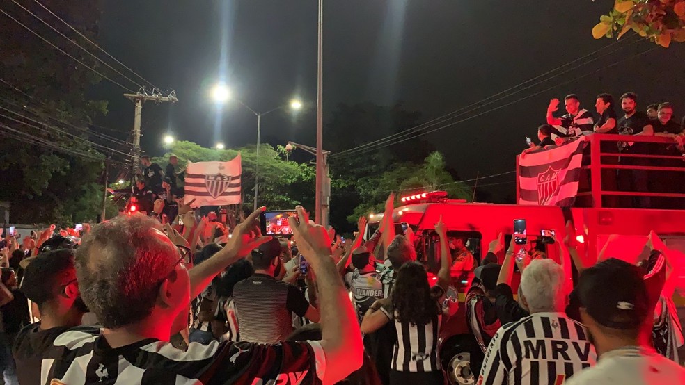 Clubes voltam a funcionar em BH e frequentadores comemoram