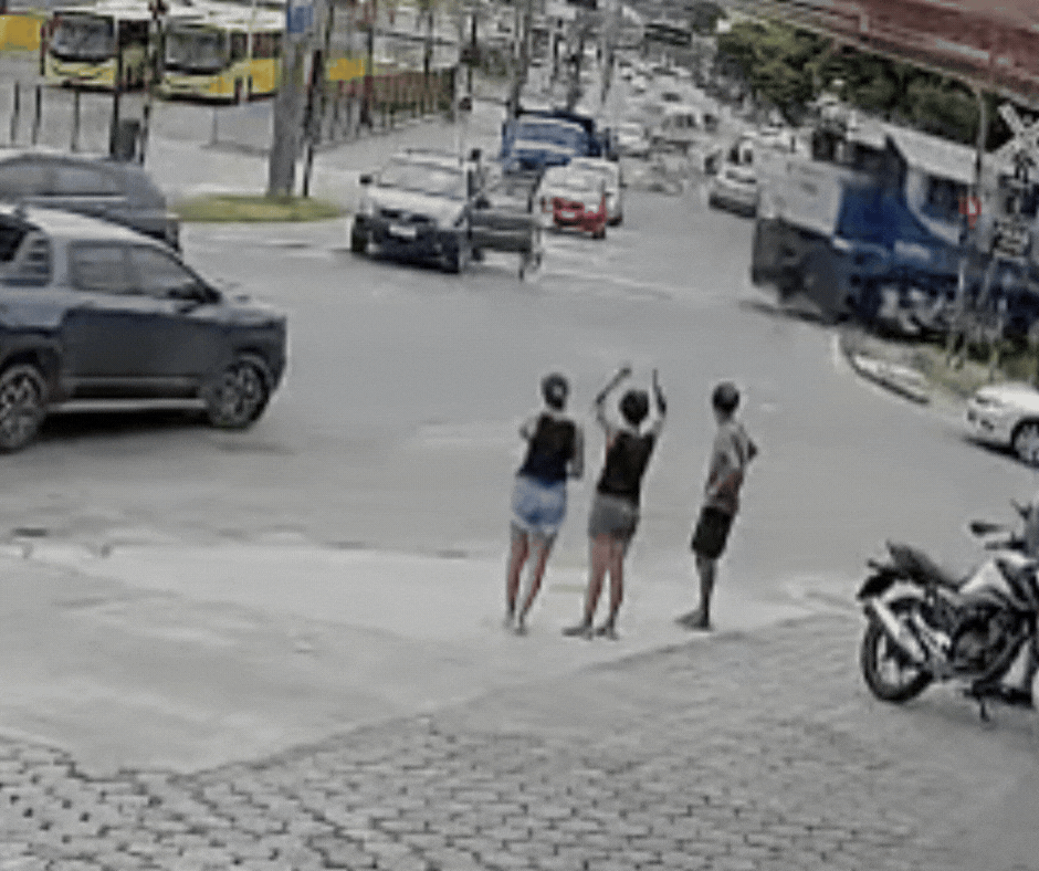 Motorista abandona carro segundos antes do veículo ser arrastado por trem em SC; VÍDEO
