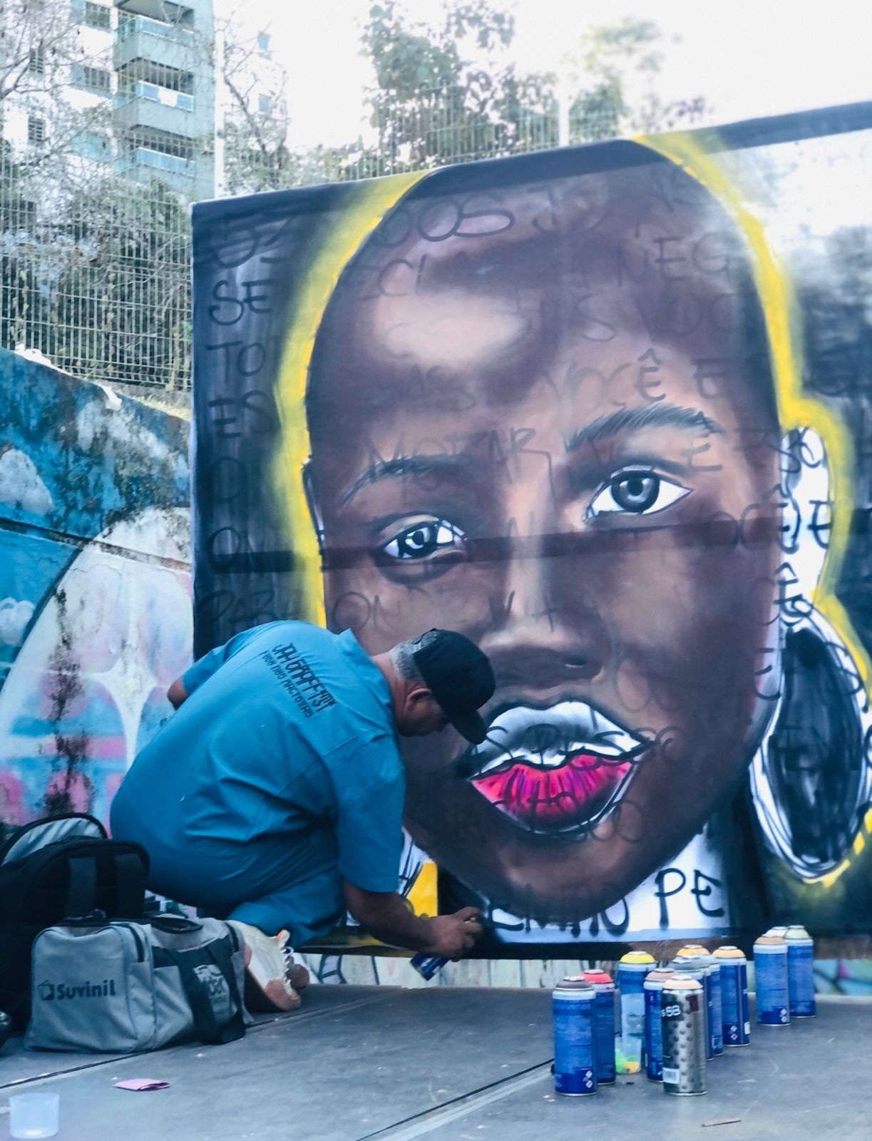 Artista mineiro valoriza a cultura negra em pinturas de graffiti: 'Mostro como o povo preto é bonito'