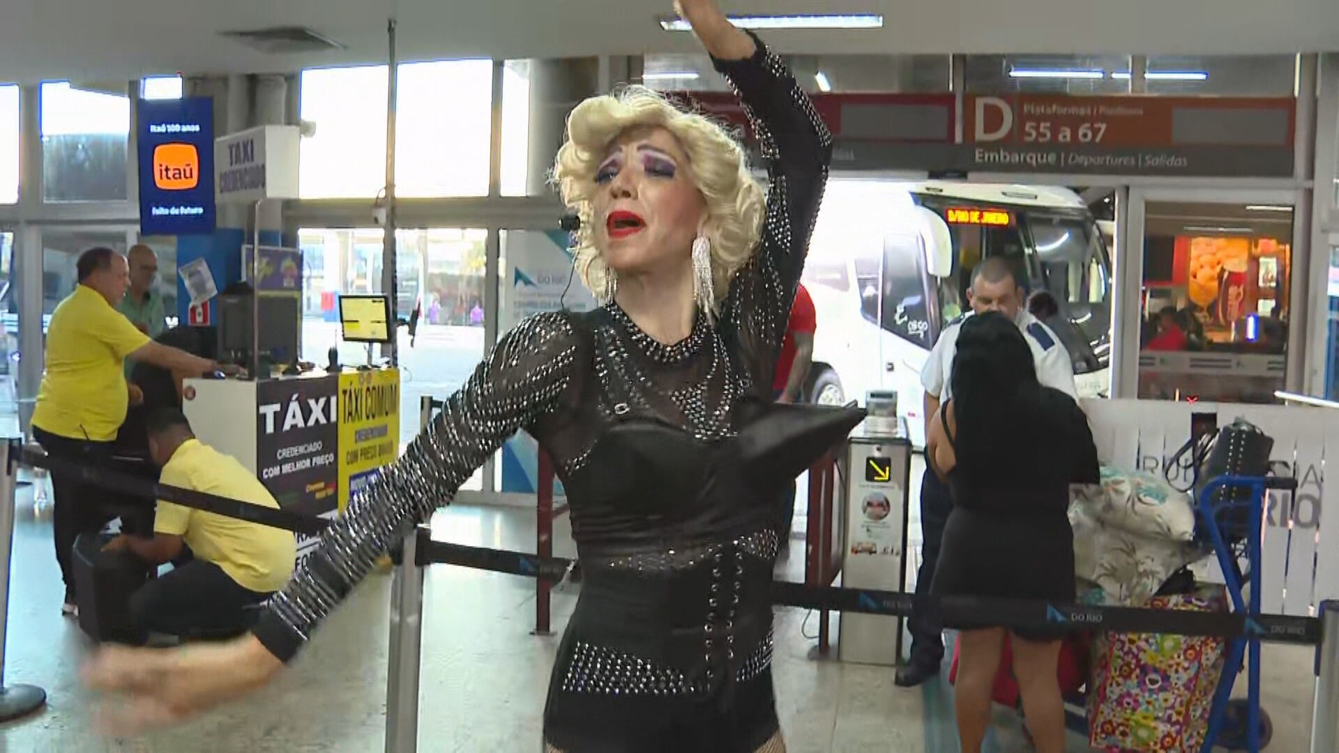 Cosplay de Madonna canta e dança com passageiros em performance na rodoviária do Rio