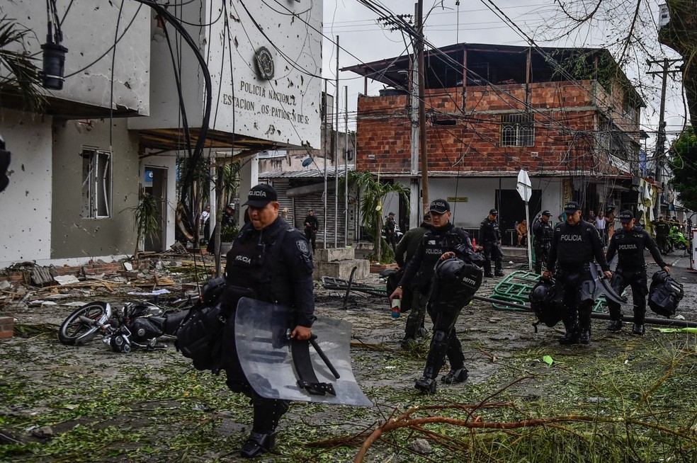 Policiais colombianos trabalham em área onde carro-bomba explodiu, em 1º de setembro de 2026 — Foto: Schneyder Mendoza/AFP