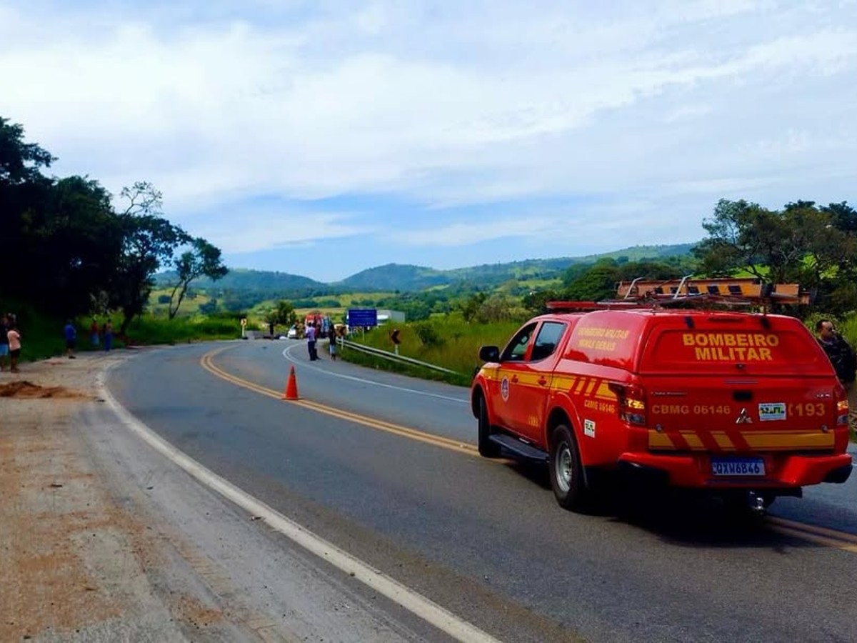 Motociclista morre e passageiro fica ferido em acidente na BR-494, entre Oliveira e Carmo da Mata