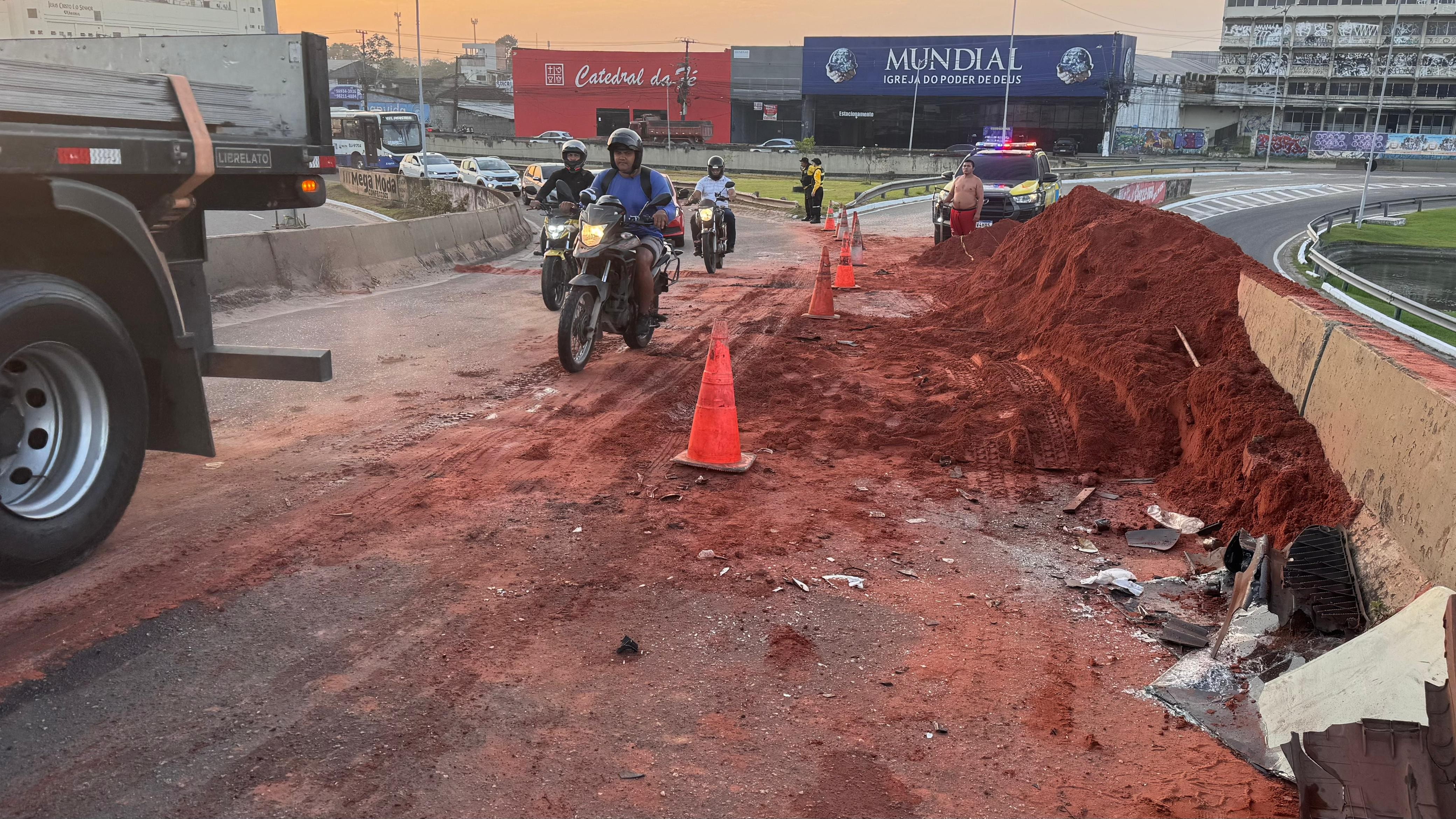 Carreta com terra tomba no viaduto do Entroncamento e deixa trânsito lento em Belém