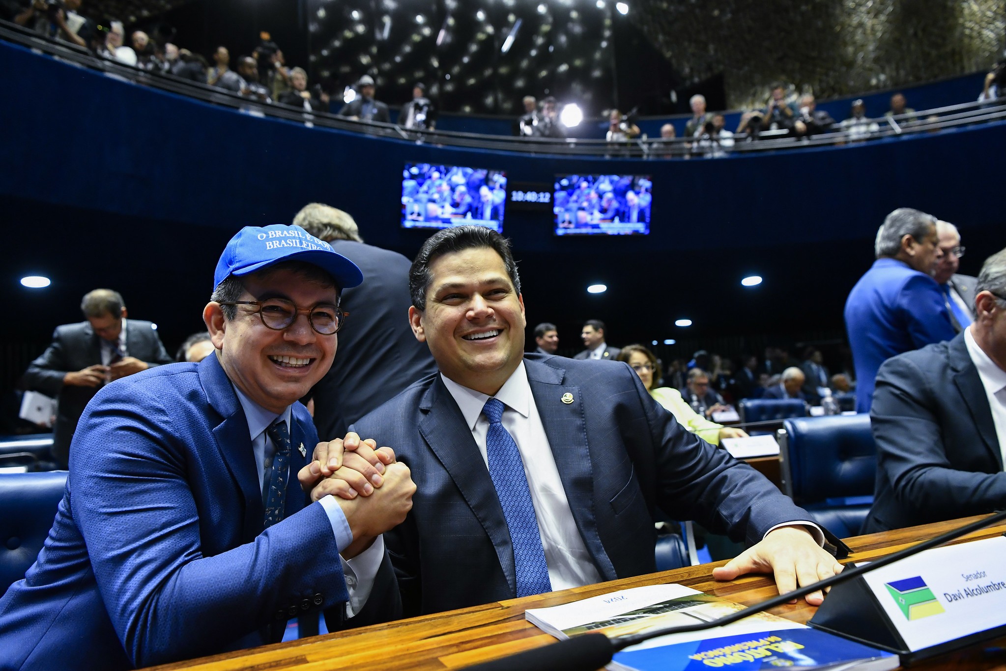 'O Brasil é dos brasileiros': frase de Sidônio estampa boné de Padilha e Randolfe na eleição para o Senado