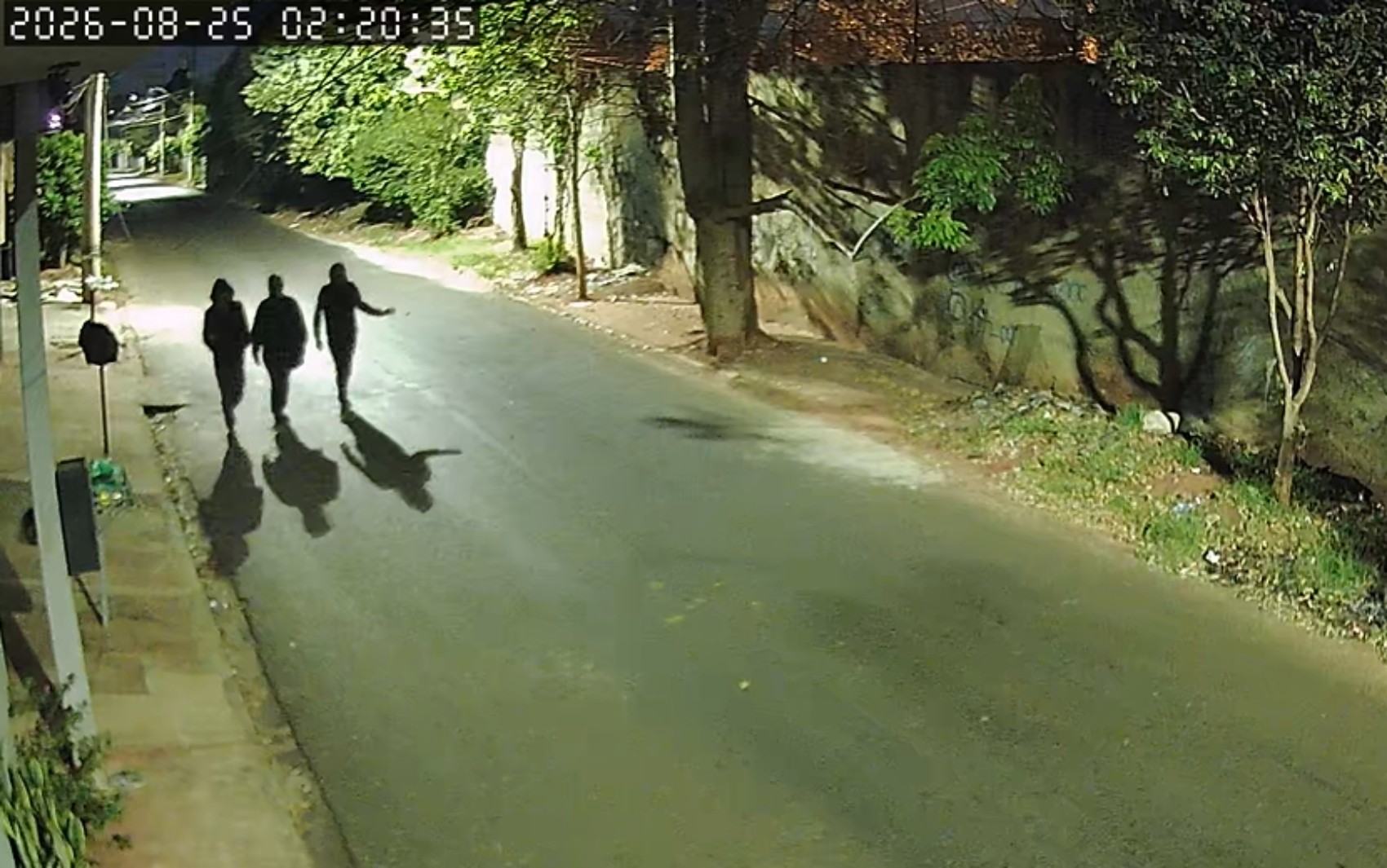 Novas imagens mostram suspeitos rondando condomínio de luxo antes de assalto a casa em Ribeirão Preto, SP