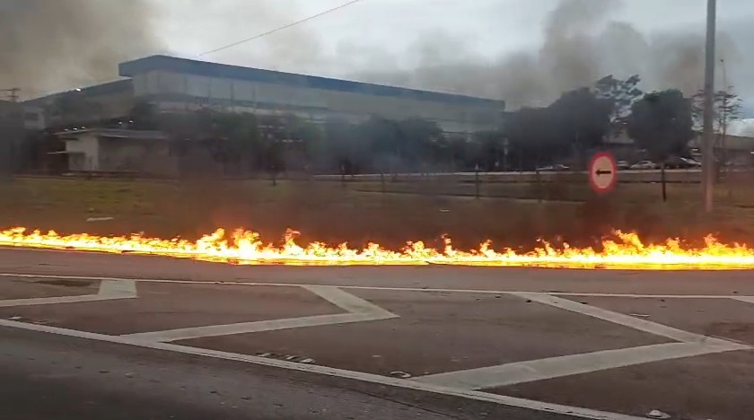Vídeo: problema em caminhão que carregava bobinas de aço causa incêndio na Dutra, em São José