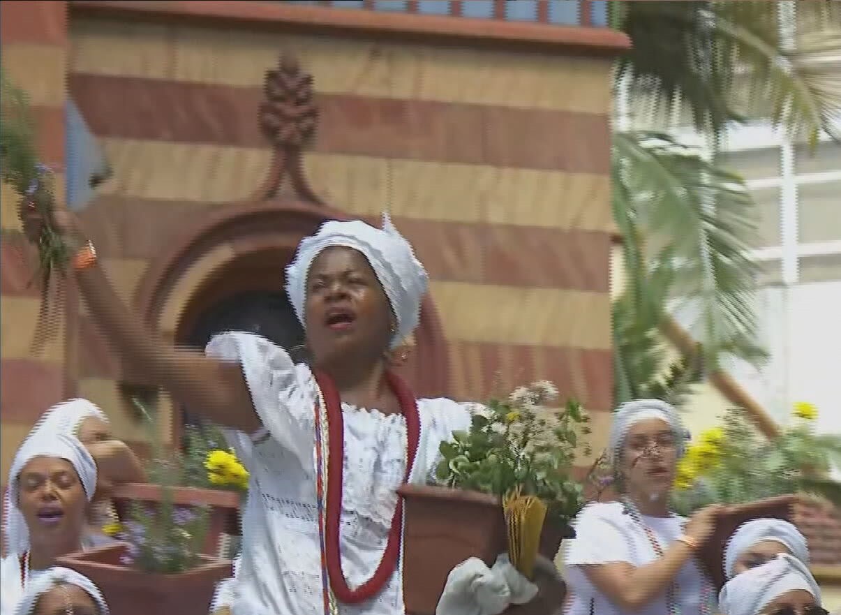 Bloco Baianas Ozadas, do carnaval de BH, inicia cortejo com tradicional lavagem da escadaria da Igreja São José nesta segunda-feira