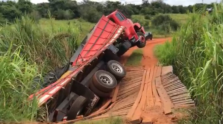 Caminhão que transportava soja fica preso em ponte no Córrego do Feiticeiro, em Santo Anastácio