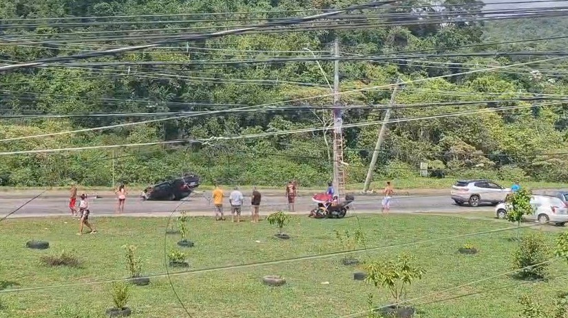 VÍDEO: Carro atinge poste e capota no Acesso Norte, em Juiz de Fora