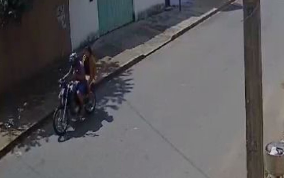 Pâmela Carneiro Araújo sendo levada em moto por Osvaldo Pereira de Sousa em Goiânia — Foto: Divulgação/Polícia Civil