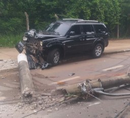 Motorista derruba poste, foge e causa segundo acidente após abandonar carro em MG