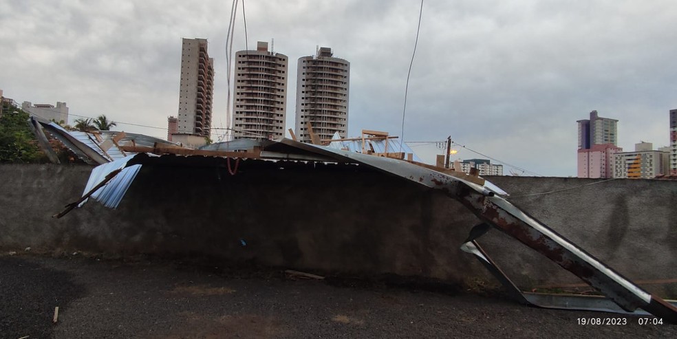 Telha se desprendeu do prédio e atingiu três casas na Vila Guaíra, em Presidente Prudente (SP) — Foto: Pedro Lopes Lima