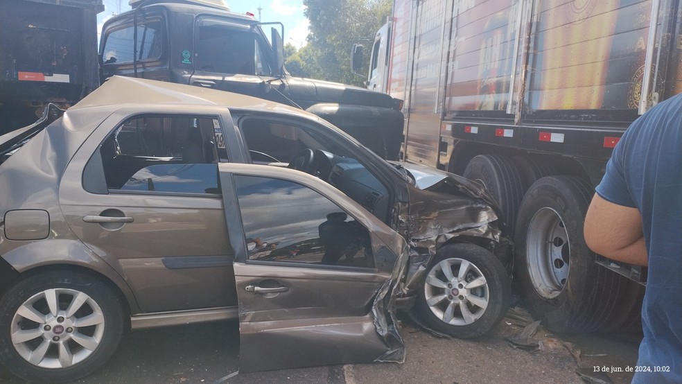 Carro ficou amassado em acidente com outros dois caminhões — Foto: João Cardoso/Rede Amazônica