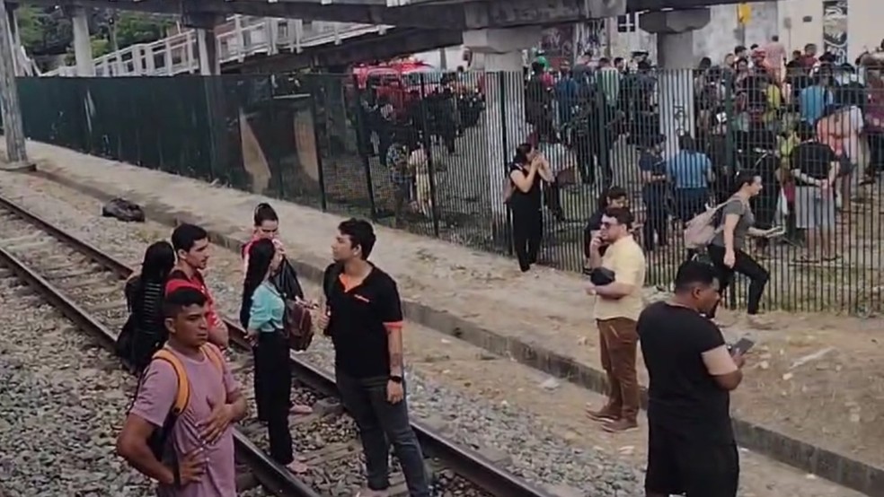 Metrô de Fortaleza sofre pane e deixa centenas de passageiros presos no calor — Foto: Reprodução