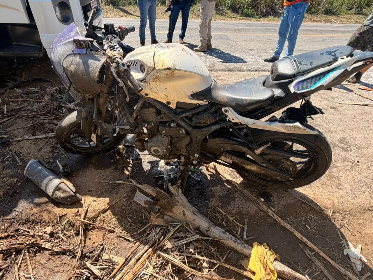 Acidente entre caminhão e moto deixa passageiro morto e piloto ferido na BR-408
