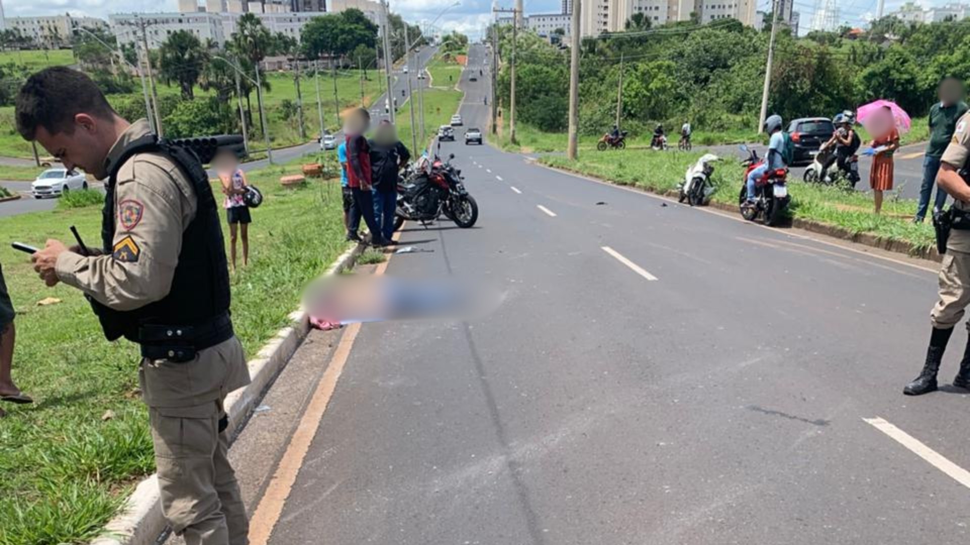 Jovem morre ao perder controle da moto e bater com poste na Avenida Nicomedes Alves dos Santos, em Uberlândia