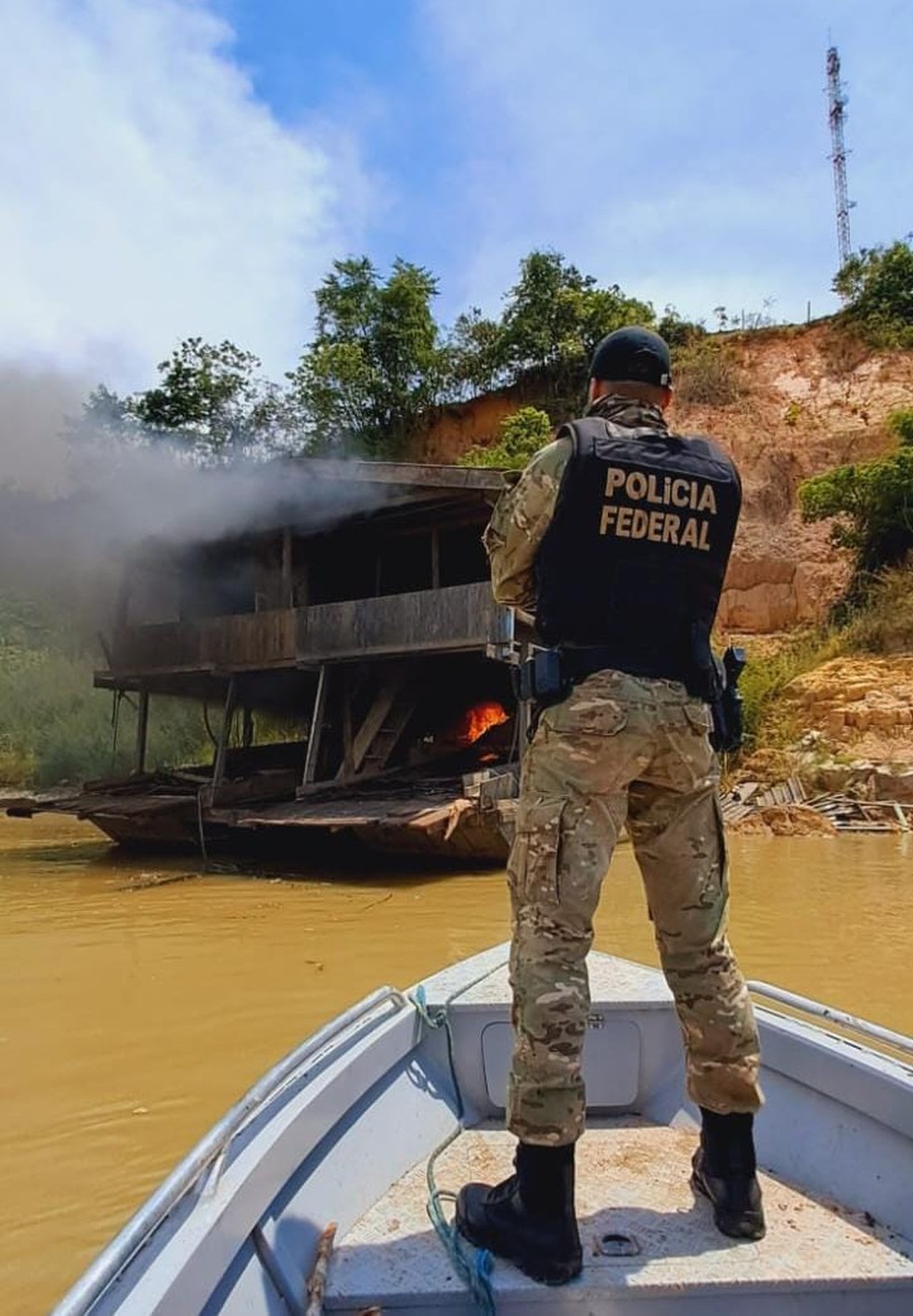 Dragas utilizadas para garimpo ilegal no rio Madeira foram destruídas pela PF — Foto: Polícia Federal/Divulgação