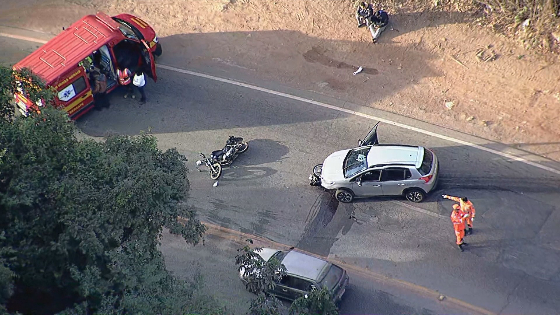 Acidente entre motos e carro deixa mortos e feridos na BR-262, na Grande BH