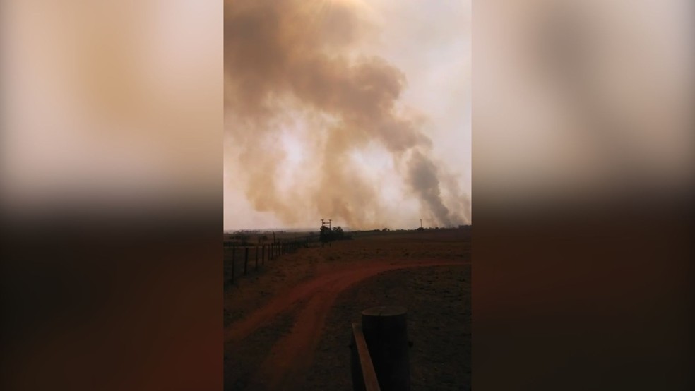 Incêndio em Macedônia (SP) na tarde desta sexta-feira (20) — Foto: Reprodução / WhatsApp