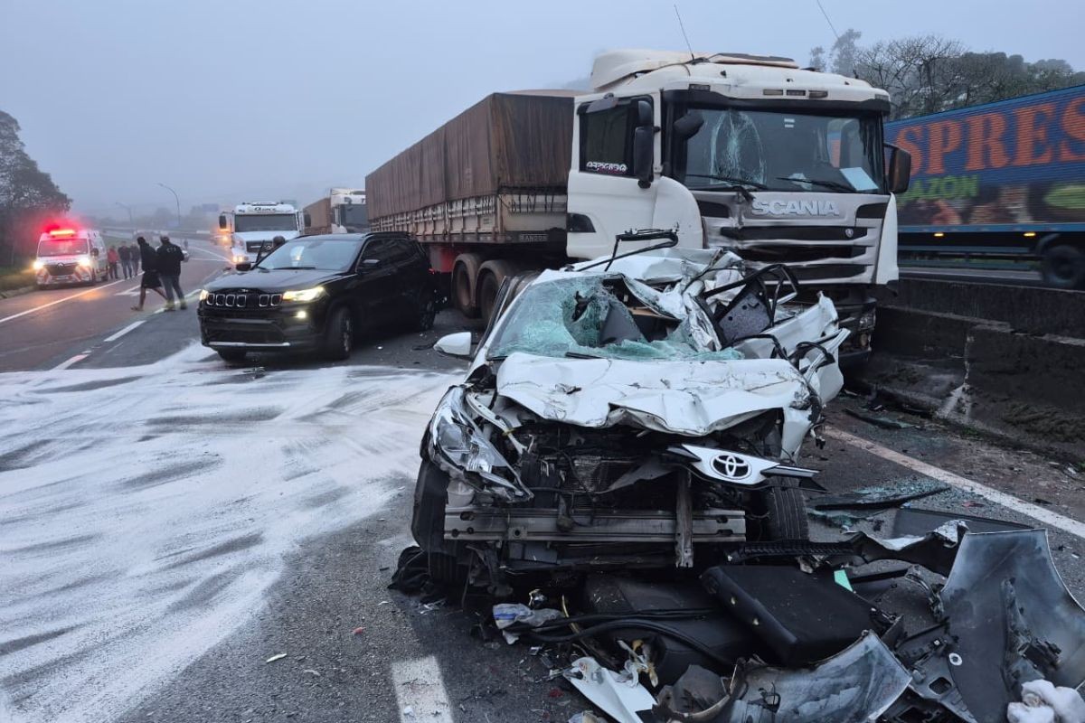 Engavetamento entre caminhões e carros deixa feridos e interdita a BR-116