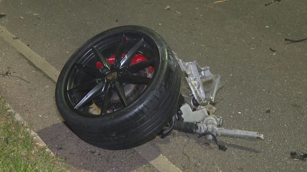 A roda do carro foi arrancada e arremessada — Foto: Reprodução/TV Globo