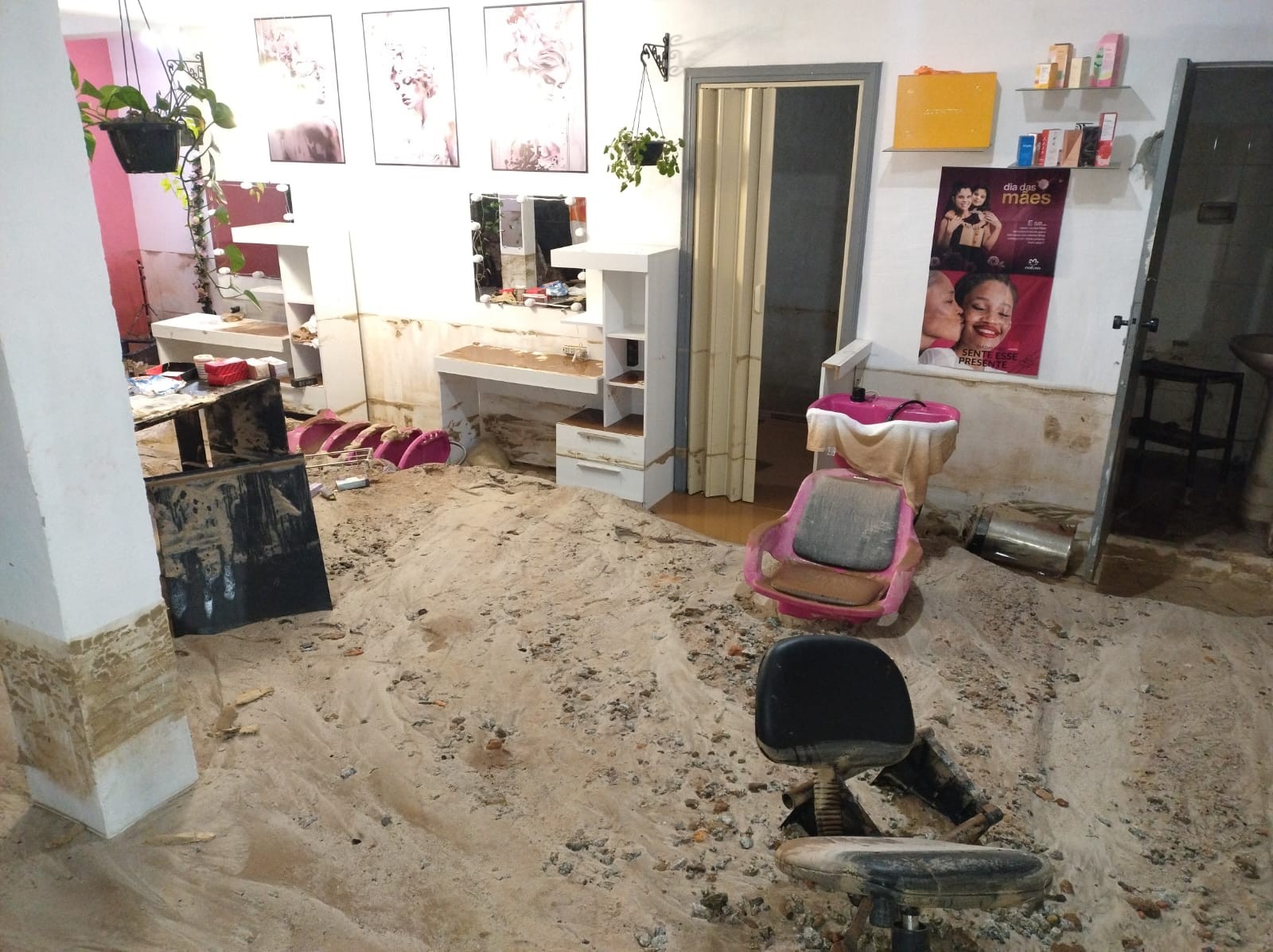 Adutora de água rompe e ao menos seis casas são atingidas em Florianópolis