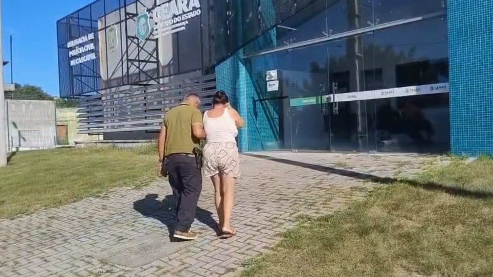 Mulher é presa por injúria e racismo após impedir colega de trabalho trans de usar o banheiro feminino no Ceará